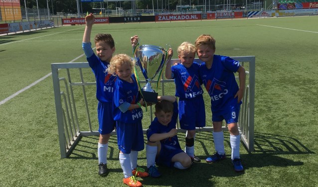 De spelertjes van Chelsea met de cup.