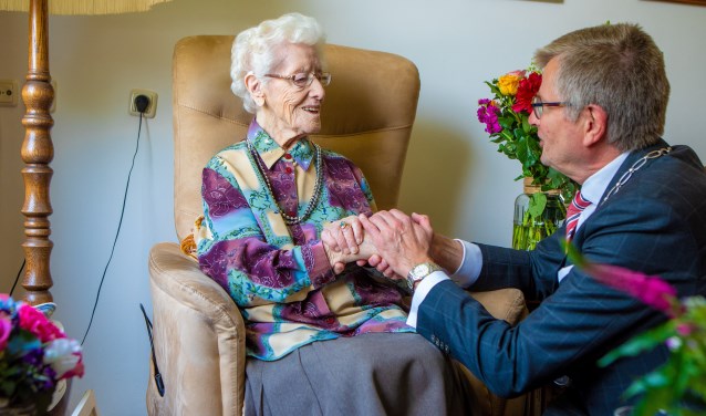 Adriaantje met locoburgemeester Bert Rebel.