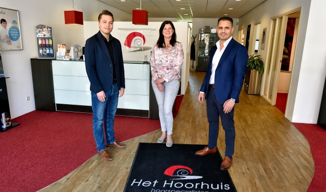 Het team van Het Hoorhuis met rechts audicien Lahbib Hibout.