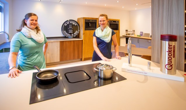 Claudia en Marieke in de nieuwe keukenshowroom.