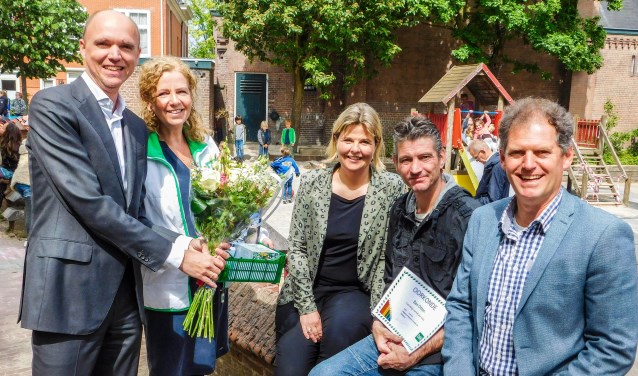 De wethouder kwam naar de Jozefschool om Bas in het zonnetje te zetten.
