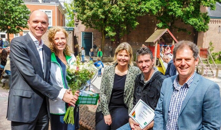 De wethouder kwam naar de Jozefschool om Bas in het zonnetje te zetten.