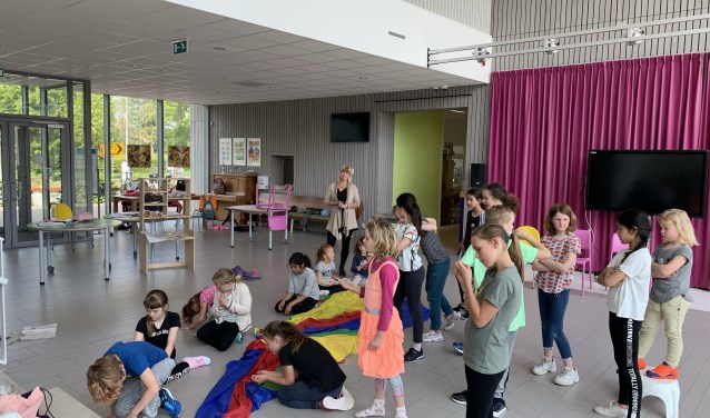 Leerlingen zijn aan het oefenen voor eindejaarsmusical.