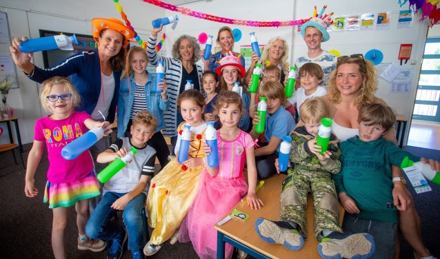 De jarige joppen met een aantal leerlingen met hun speciale Flevoschool Dopper.