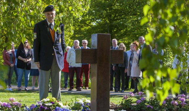 Dodenherdenking start dit jaar ook weer bij het monument in het Stadspark.
