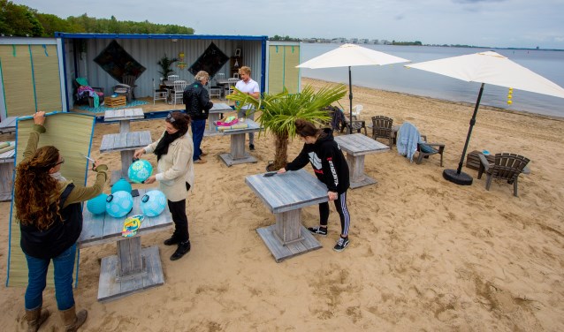 Het team van Blaricum Beach is hard aan het werk.