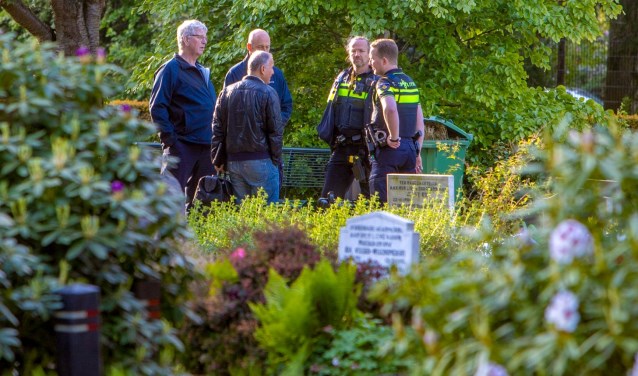 Het forensisch opsporingsteam doet onderzoek.
