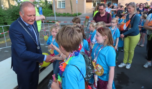 De burgemeester nam alle tijd om heel veel handen te schudden.
