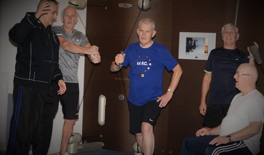 Mike traint een kleine groep 60-plussers.