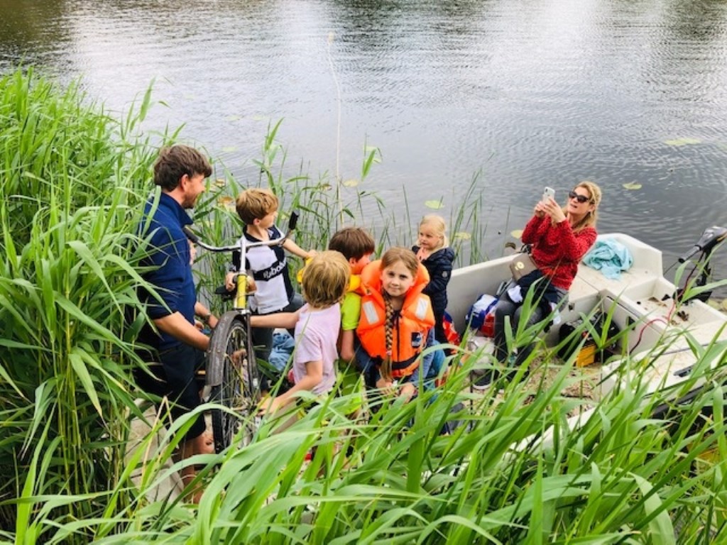 Ouders en kinderen samen op pad.
