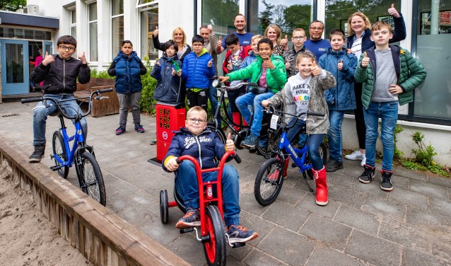 Bij de Klimopschool zijn ze blij met de geschonken (loop)fietsen.