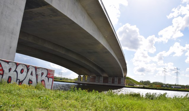 De herstelwerkzaamheden aan de brug zijn al gestart.