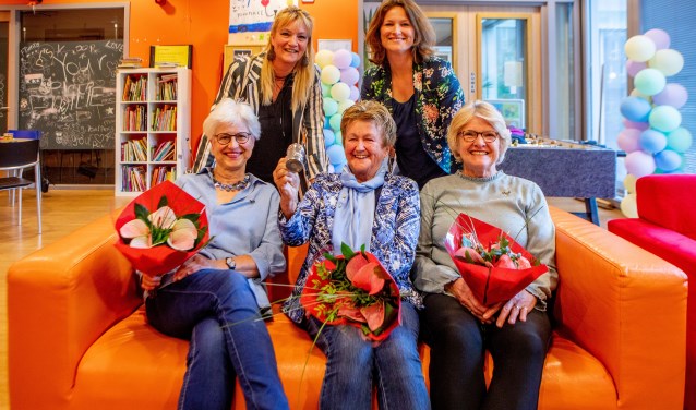 De jubilarissen (v.l.n.r. Kitty, Mien, Vroca) samen met Aimée (l) en Anouk.