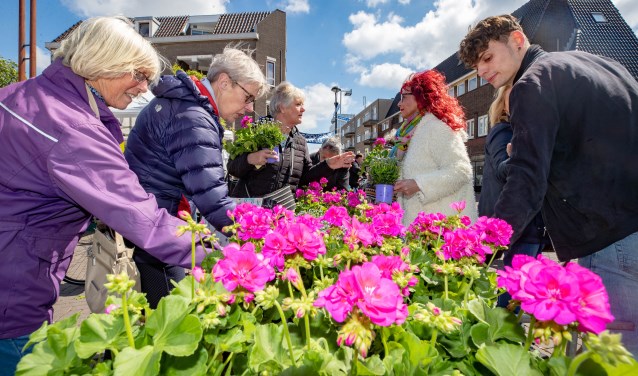 Veel bezoekers van de markt kregen uit handen van onder meer Monica Tijdink een plantje.