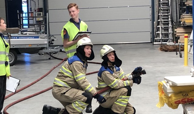 Floris Jan Weijermans (rechts) en Thijs Brasser van jeugdbrandweer Huizen in actie.