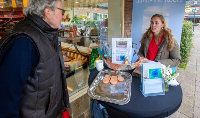 Zaterdag stond Lianne bij Slagerij Stut om haar acties onder de aandacht te brengen.