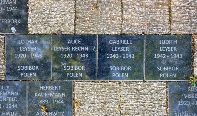 De de familie Leyser wordt herdacht met een viertal stenen bij het oorlogsmonument op het Prins Bernhardplein.