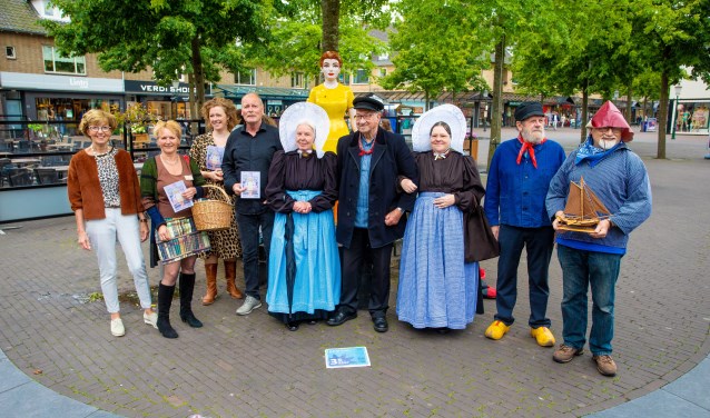 Bij het Huizer Melkmeisje werd door de deelnemende partijen het educatieve programma symbolisch gepresenteerd.