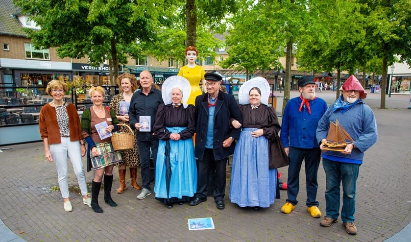 Bij het Huizer Melkmeisje werd door de deelnemende partijen het educatieve programma symbolisch gepresenteerd.