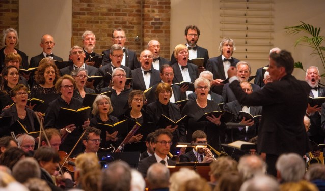Het Requiem van Mozart tijdens dodenherdenking was een cadeau van COV Excelsior aan de Huizer bevolking.