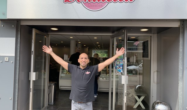 Met veel plezier staat Yasar in zijn ijssalon.