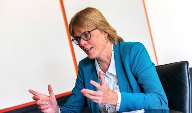 Wethouder Karin Walters van financiën.