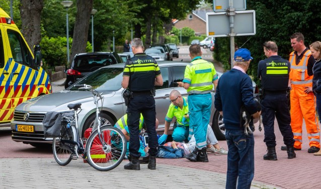 Bij de botsing liep een van de fietssters een hoofdwond op.