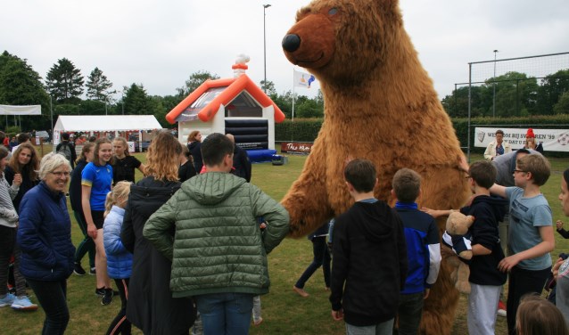Veel bekijks trok de ruim drie meter hoge beermascotte die langs alle twaalf speelvelden hobbelde.