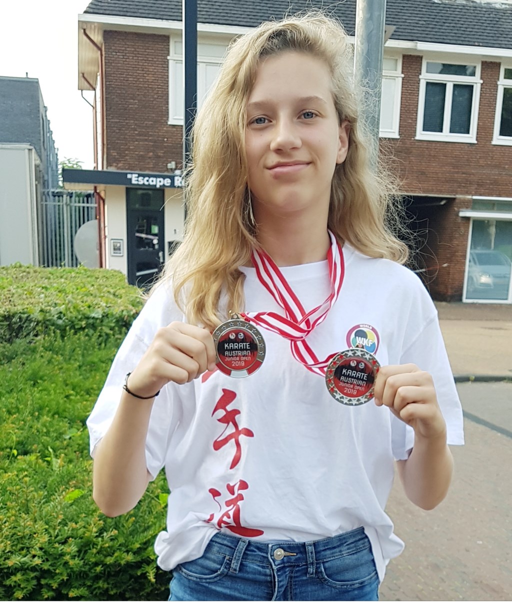 Ashley met haar twee zilveren medailles.