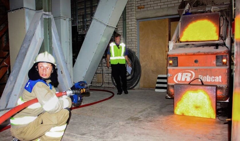 De brand in de Bobcat wordt geblust.