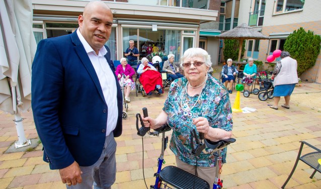 Locatiemanager Patrick Koelewijn en mevrouw Aagje Imthorn op het binnenterrein waar de Feestspelen plaatsvinden.