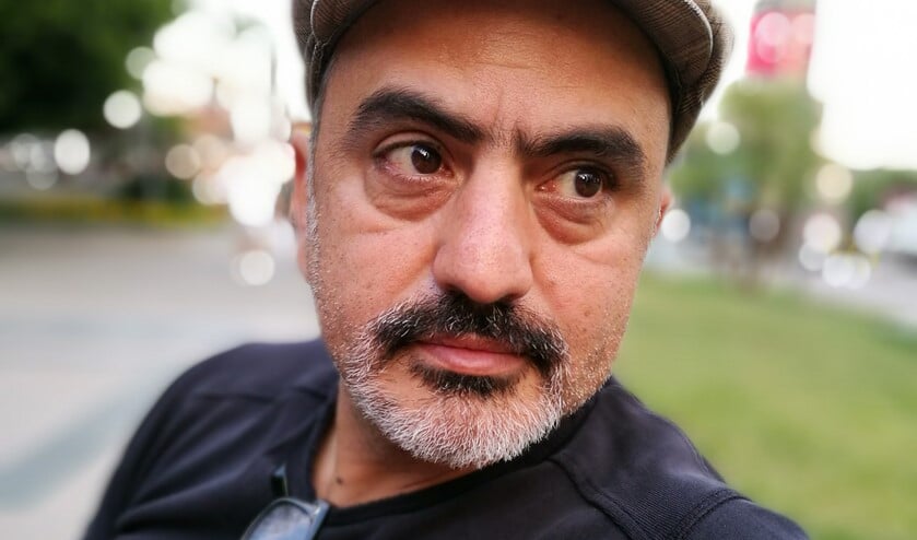 De Iraanse zanger, gitarist en componist Babak Amiri.