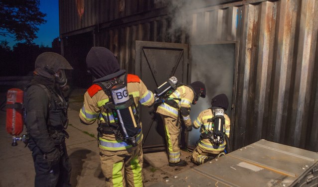 Oefenen met een echte brand in containers op oefencentrum Crailo.