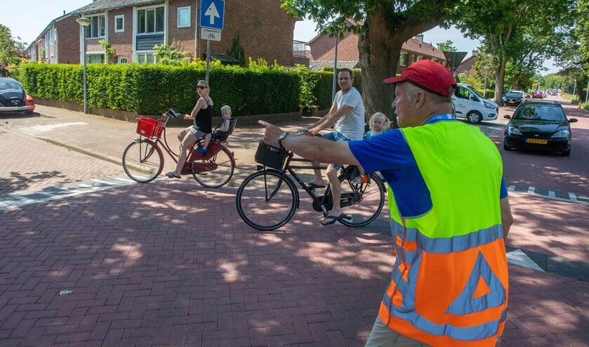 De burgemiester vrijwilliger bij de triatlon.