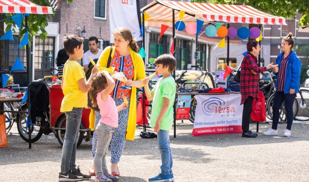 Tijdens de officiële opening van het wijksteunpunt was er feest op de Kerkbrink.