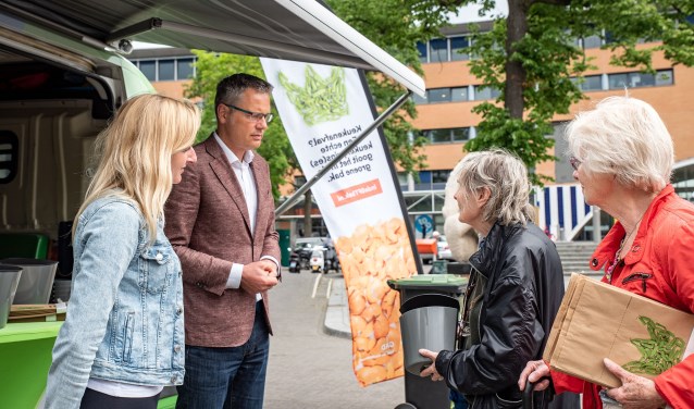 Wethouder Jan Kastje spreekt met enkele voorbijgangers.