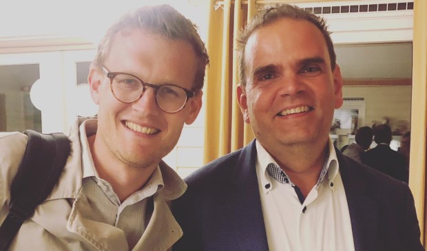 Joost Koelega (rechts) volgt Jarno Deen op als voorzitter van de Hilversumse Democraten.