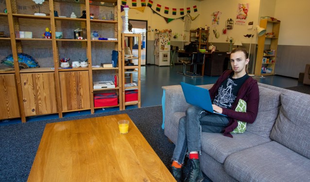 Antikraakbewoner Pim in zijn knusse onderkomen.