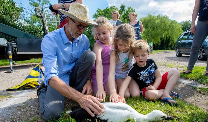 Bert van den Brink met zijn kleinkinderen.