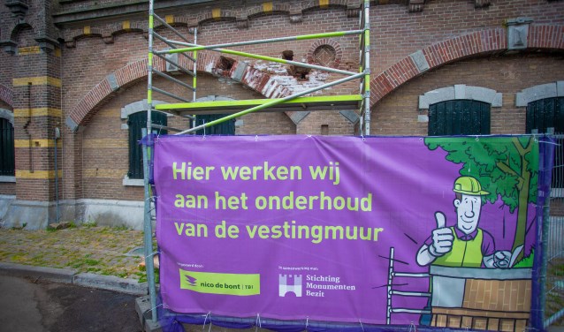 De gevel slaat wit uit.