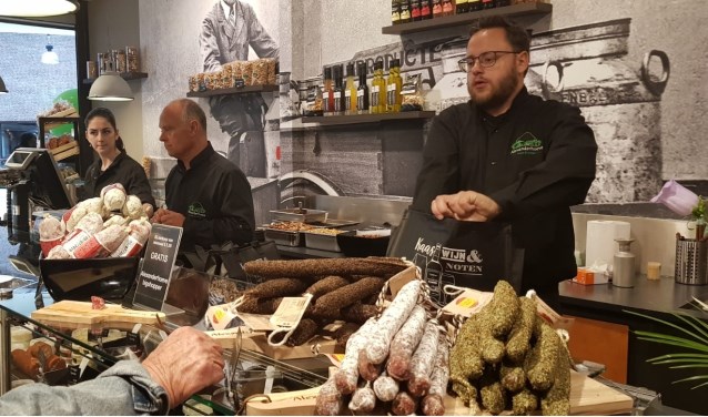 Dave Goemans (rechts) in zijn zaak.