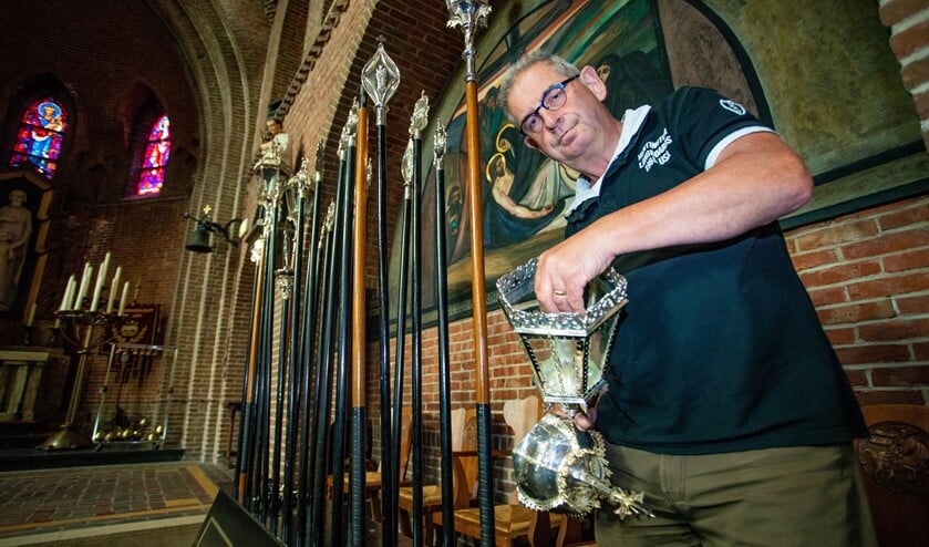 Frans Bierlaagh is druk met de voorbereidingen voor de processie.
