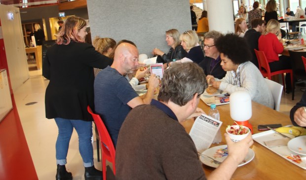 Flyeren tegen de figuur van Zwarte Piet in de kantine van de NTR.