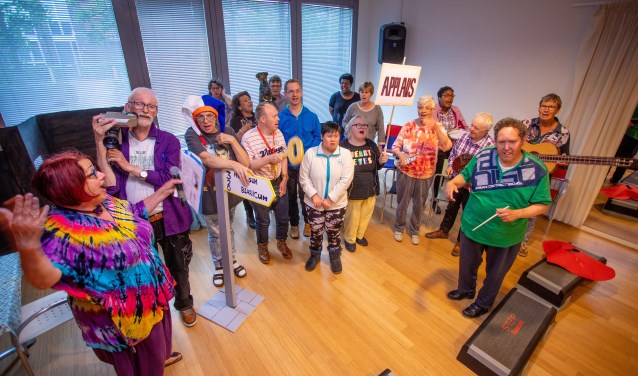 Het Musical Anders-koor tijdens de generale repetitie.