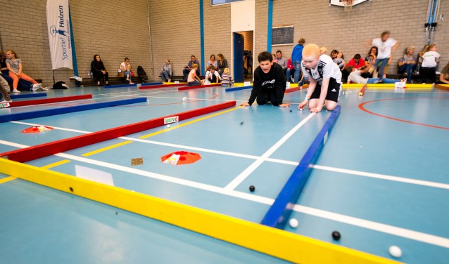 Het Huizer knikkerkampioenschap was vanwege het weer naar binnen verplaatst.