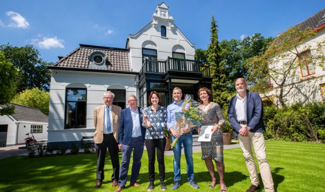 Het echtpaar Meijers (midden) kreeg afgelopen week de prijs van de bestuursleden van Pas Op!.