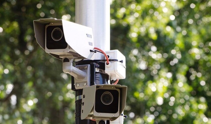 camera's houden de kermisklanten in de gaten.