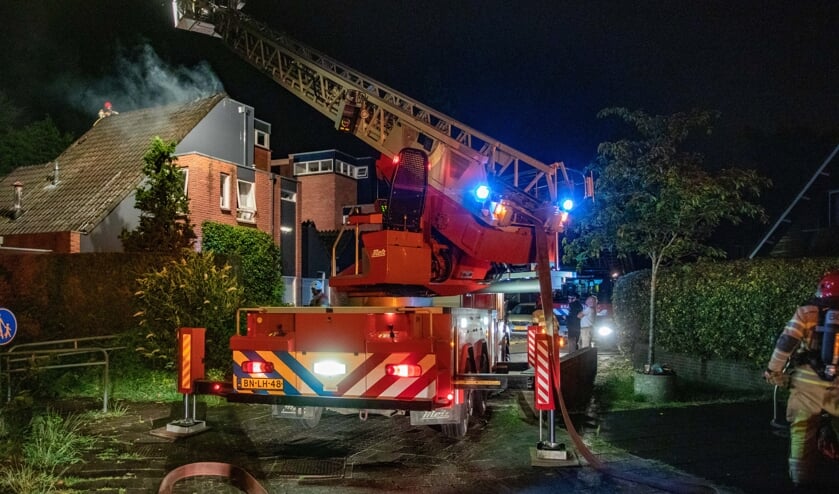 De brandweer was een uur druk doende om de brand onder controle te krijgen.