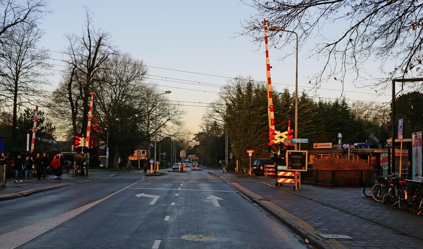 De spoorwegovergang bij Hilversum Sportpark.