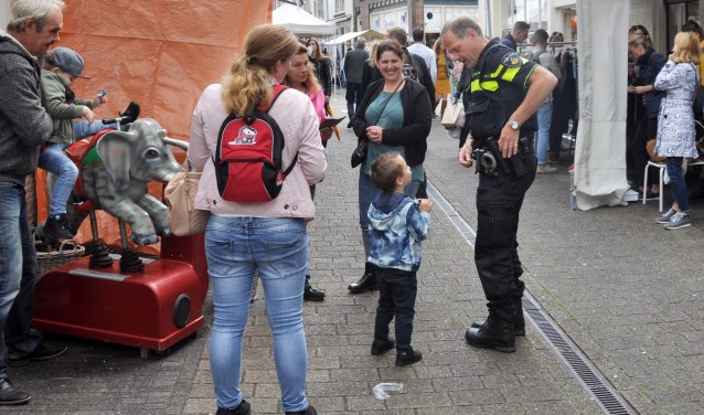 Walter Langedorff krijgt een vraag tijdens het Sluis-en-bruggenfeest van vorig jaar.